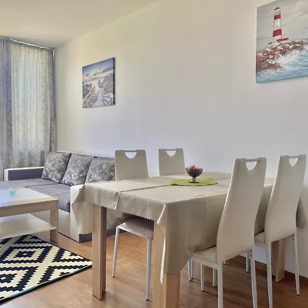 In Sunny Island Complex 4* Τσερνομόρετς