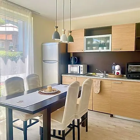 In Sunny Island Complex Aparthotel Chernomorets