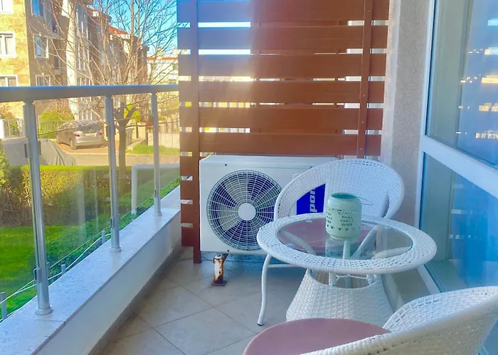 In Sunny Island Complex 切尔诺莫雷茨